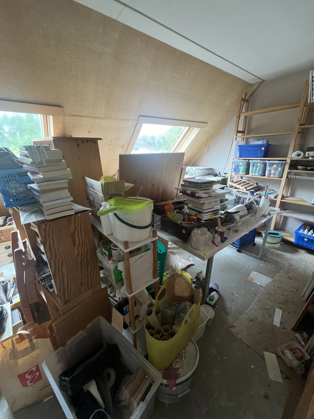 Zolderkamer vol spullen voor ontruiming door STIJL