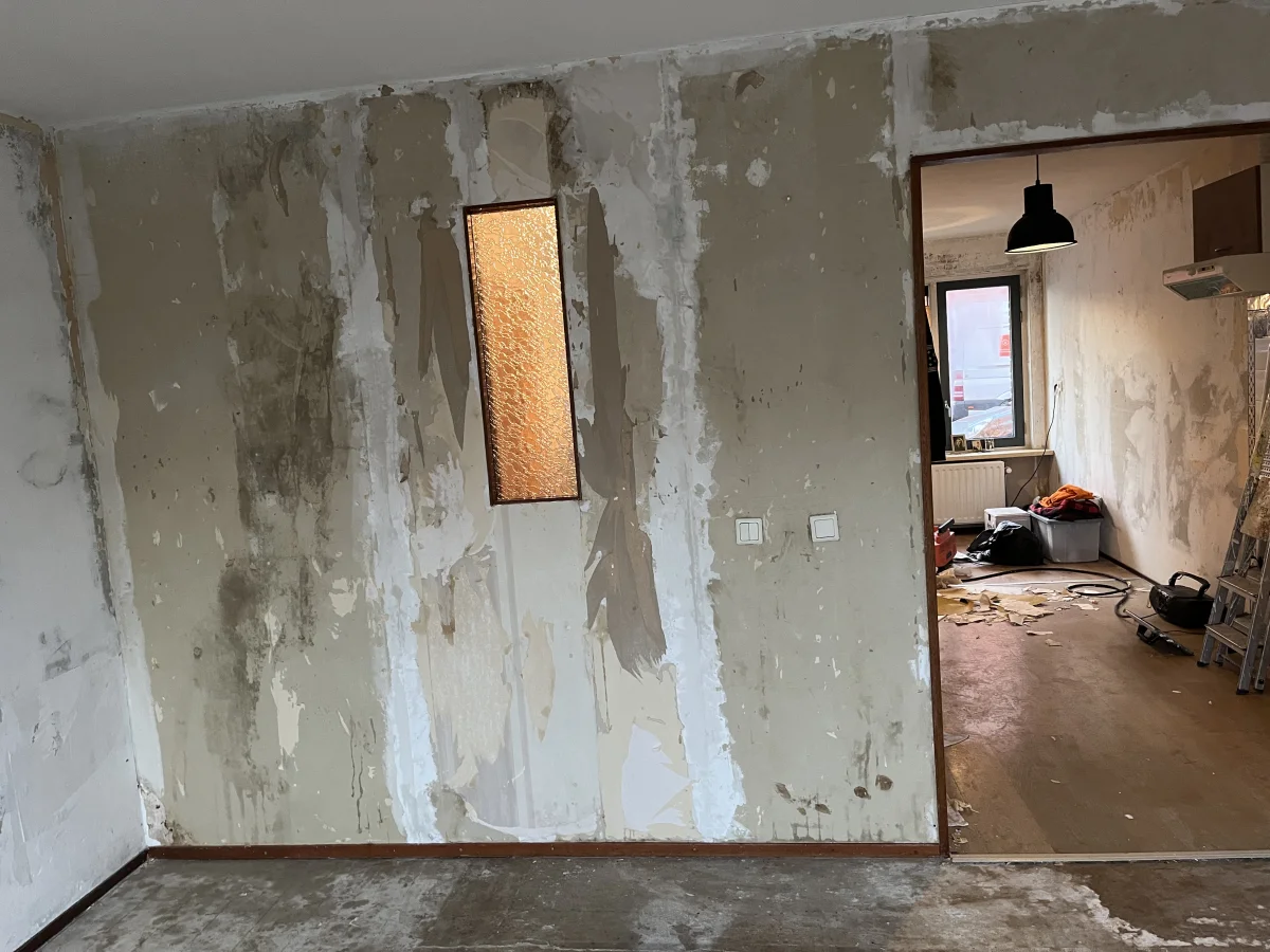 Woonkamer bezemschoon en leeg