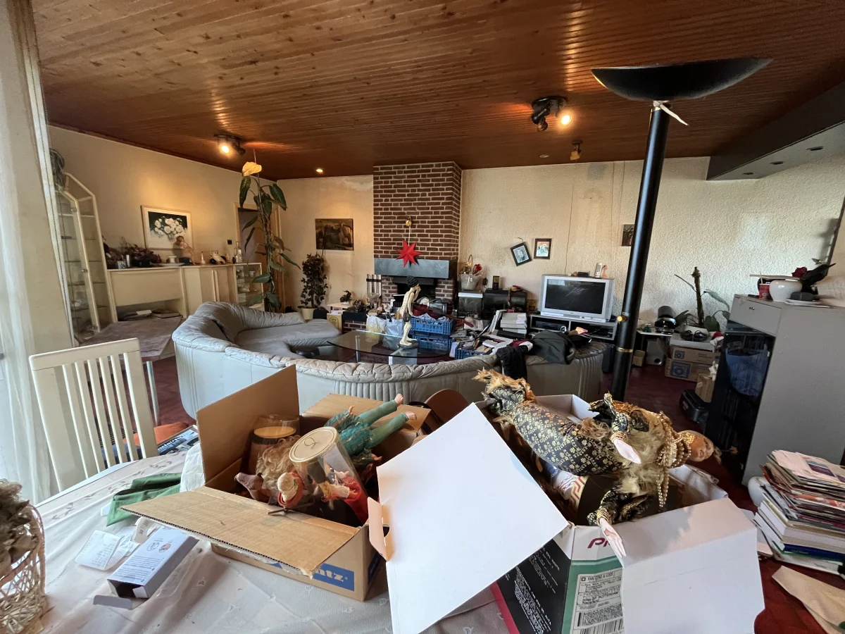 Woonkamer met inboedel voor verkoopklaar maken