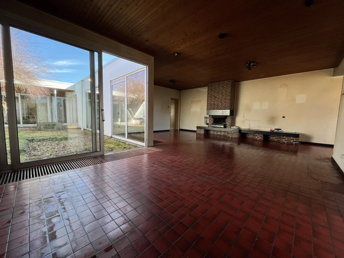 Woonkamer leeg en verkoopklaar opgeleverd